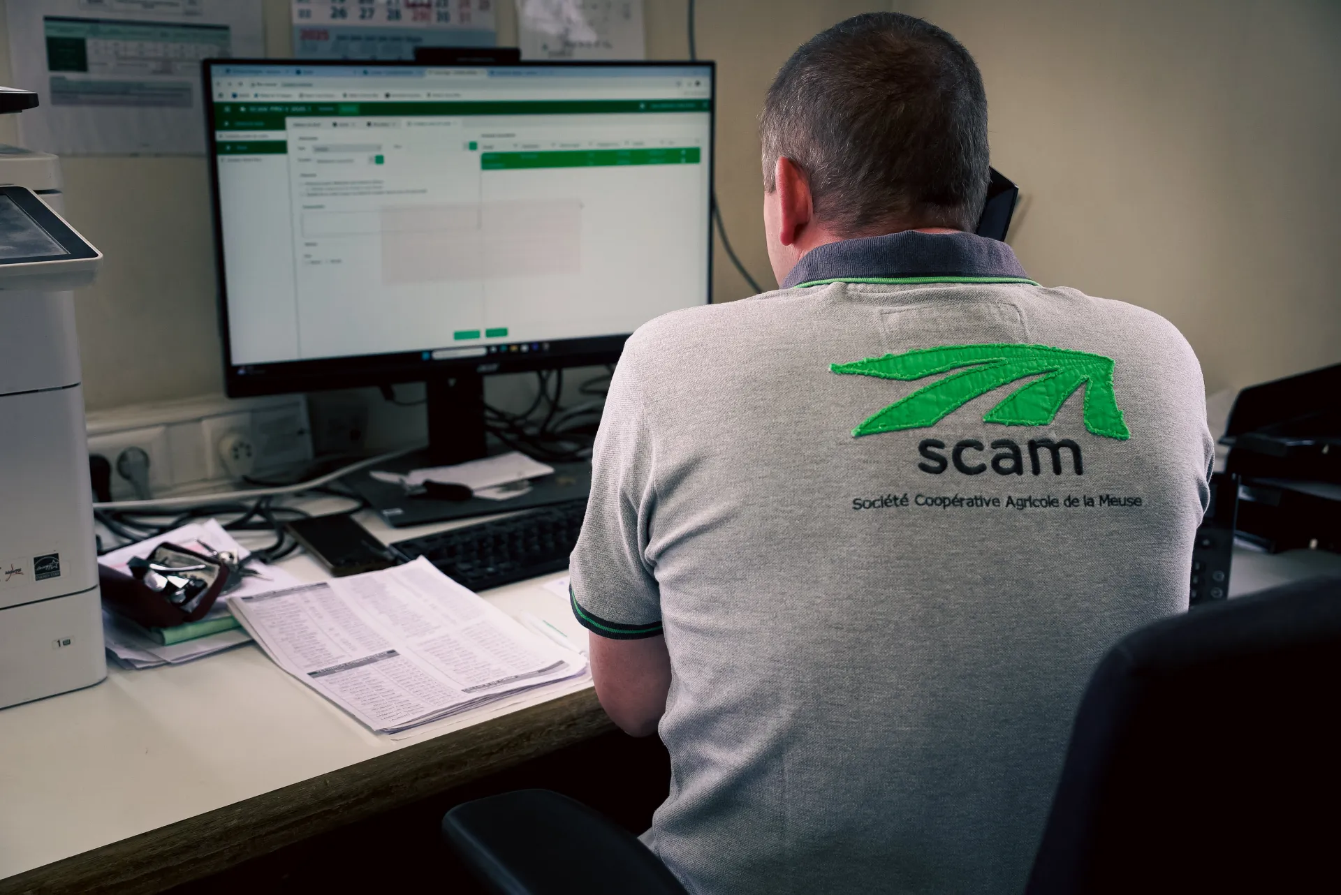 employ&eacute;e de dos avec le t-shirt de la SCAM