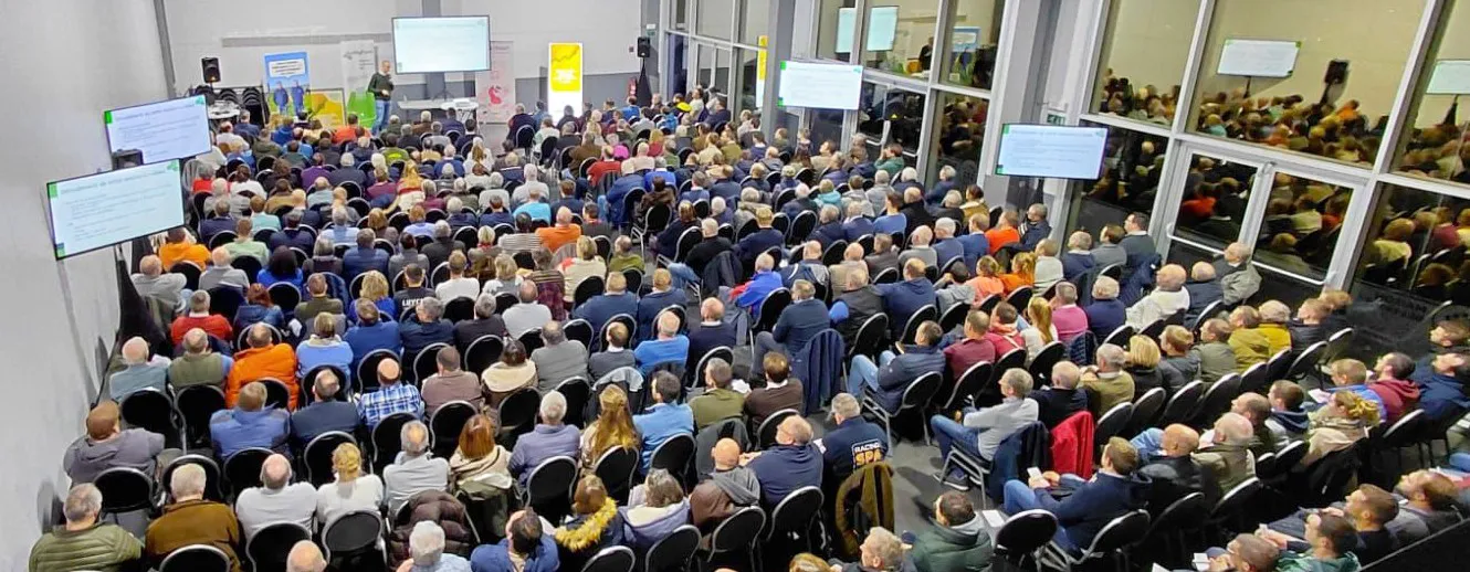 photo repr&eacute;sentant un groupe de personne pr&eacute;sente &agrave; la rencontre technique de Perwez