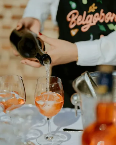 Serveur de l'entreprise Belgobon entrain de servir du mousseux dans un verre