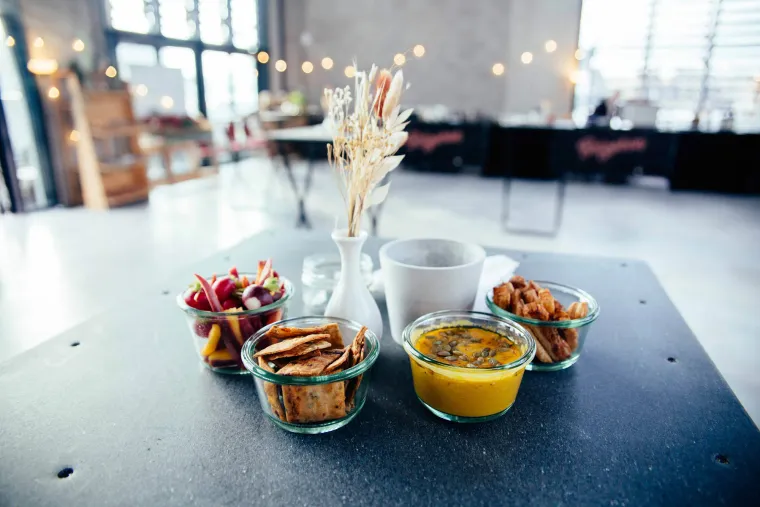 photo d'un mange debout avec un ap&eacute;ro dispos&eacute; sur la table