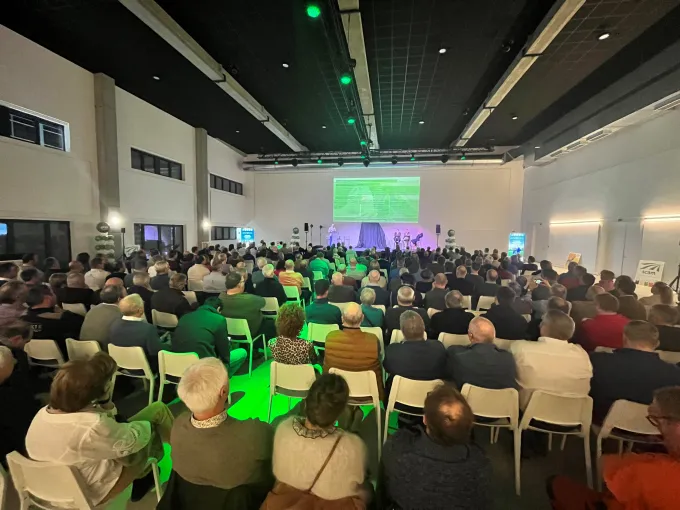 photo repr&eacute;sentant un groupe de personnes devant une pr&eacute;sentation