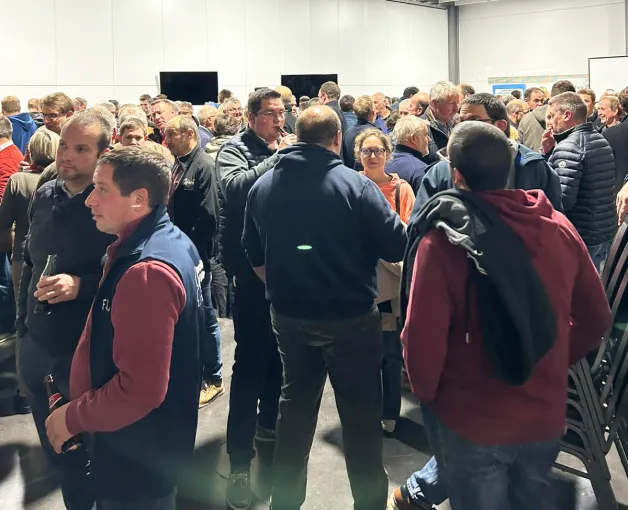 photo repr&eacute;sentant un groupe de personne prenant un verre apr&egrave;s la r&eacute;union technique de Perwez