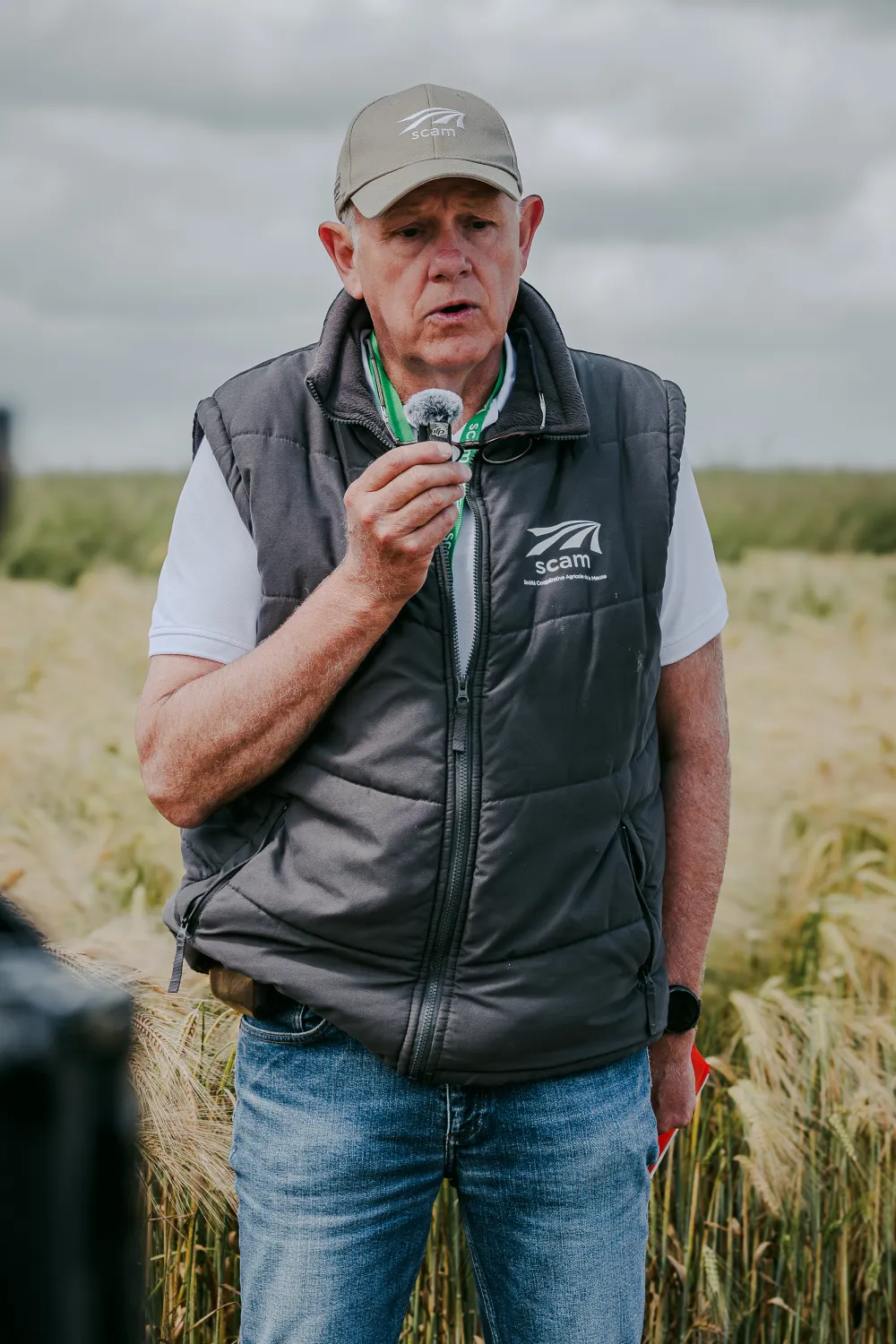 photo d'Alain responsable Semences pendant le tournage sur la plateforme d'essais lors de l'&eacute;v&egrave;nement des 70 ans de la SCAM