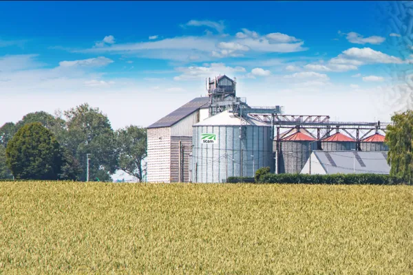 d&eacute;p&ocirc;t scam avec champ de bl&eacute; devant