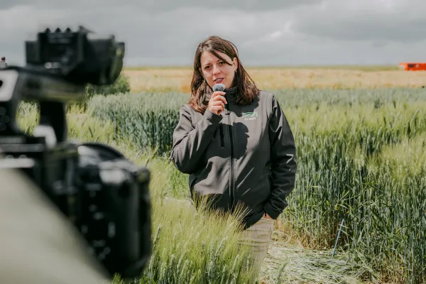 photo de Sophie responsable fili&egrave;res pendant le tournage sur la plateforme d'essais lors de l'&eacute;v&egrave;nement des 70 ans de la SCAM